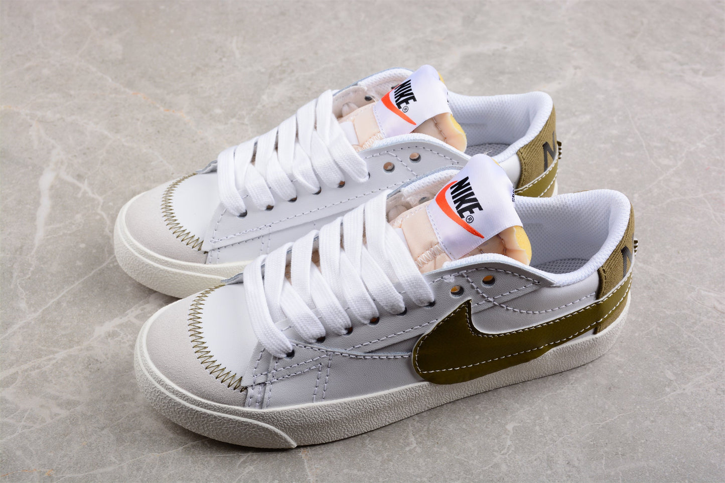 Blazer Low ’77 branco e dourado