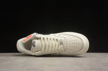 Air Force 1 Low osso-claro e preto