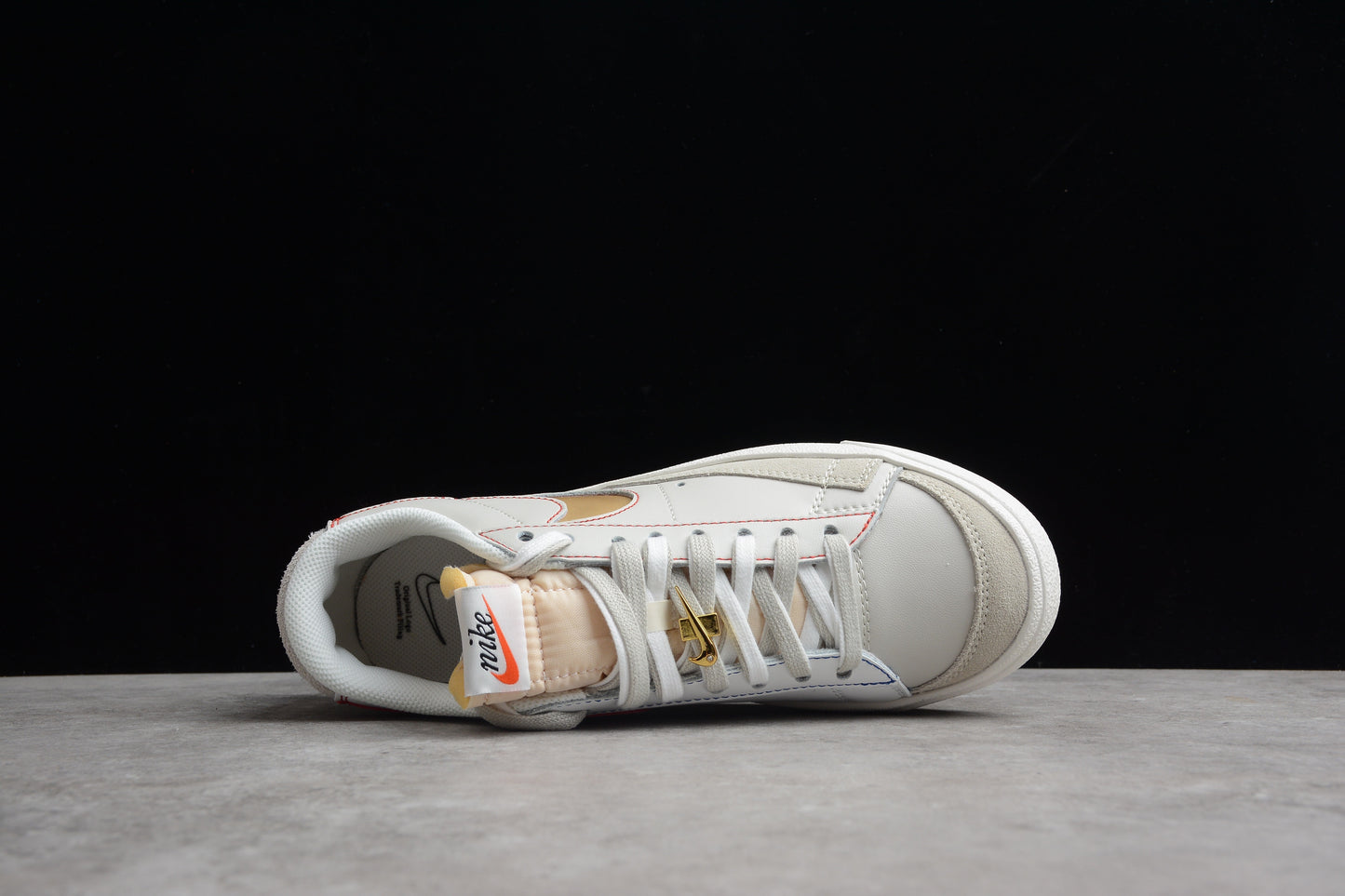 Blazer Low ’77 branco, dourado e vermelho