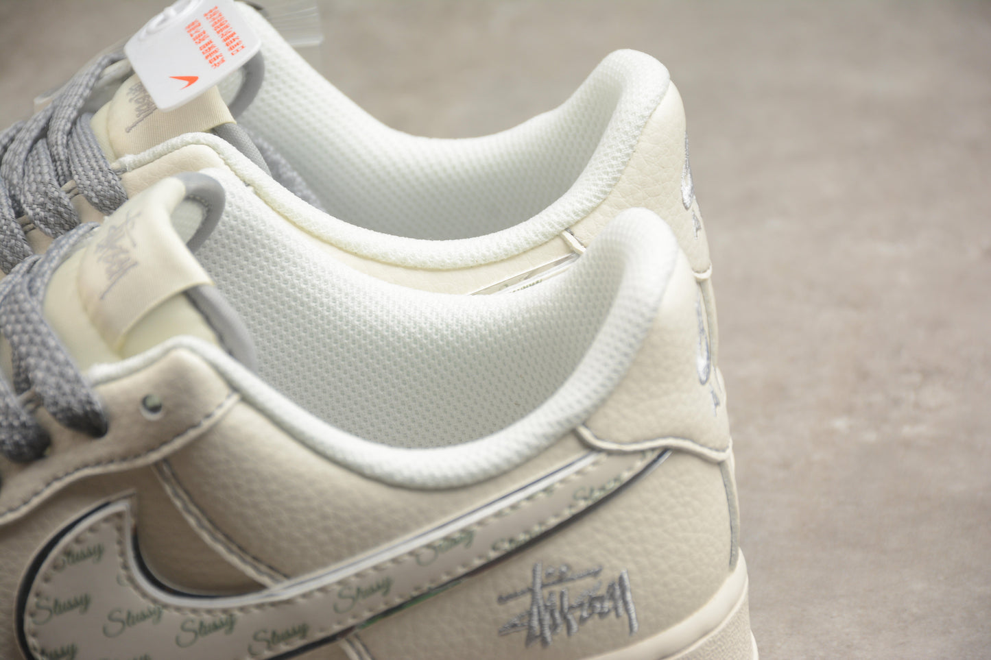 Air Force 1 Low x Stüssy bege e cinza