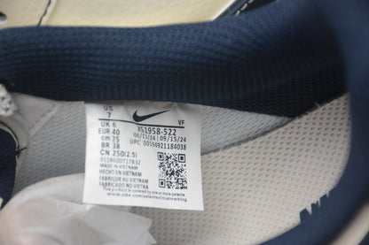 Air Force 1 Low x Undefeated “5 On It” creme-claro e azul-marinho