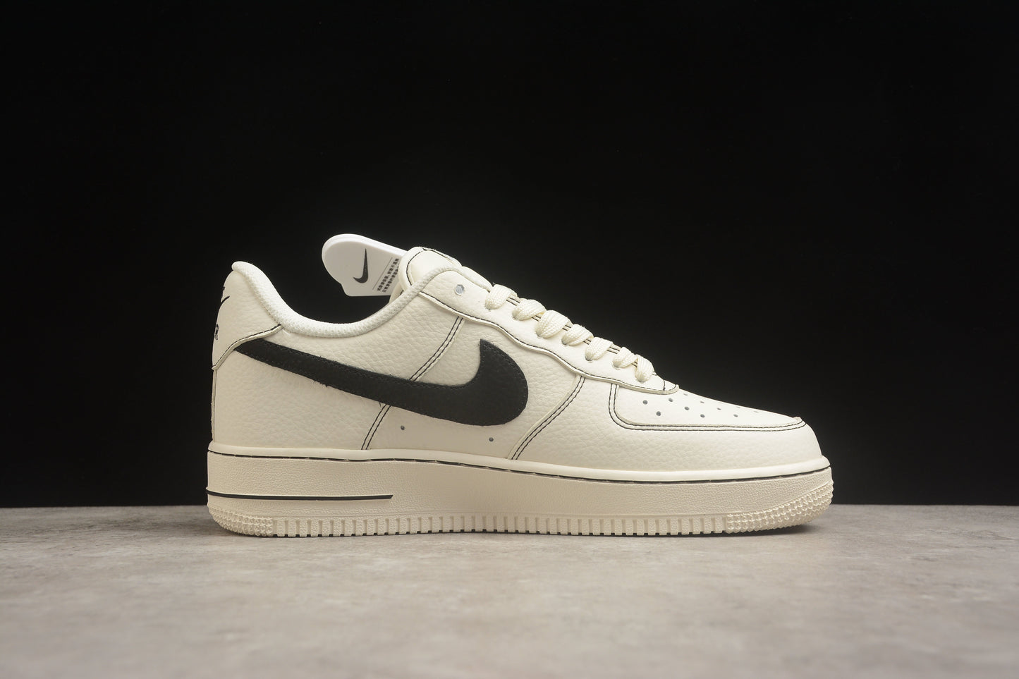 Air Force 1 Low osso-claro e preto