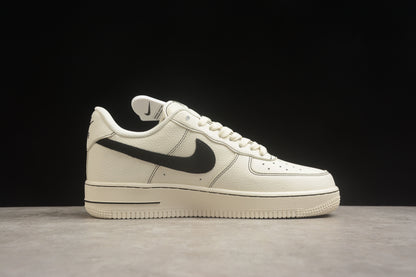 Air Force 1 Low osso-claro e preto