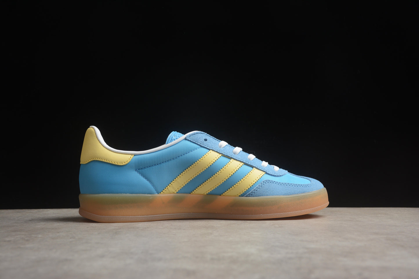 Gazelle azul-celeste e amarelo