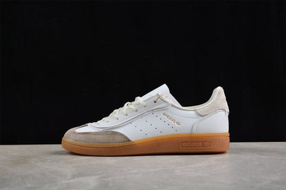 INVINCIBLE x Handball Spezial branco e bege-claro