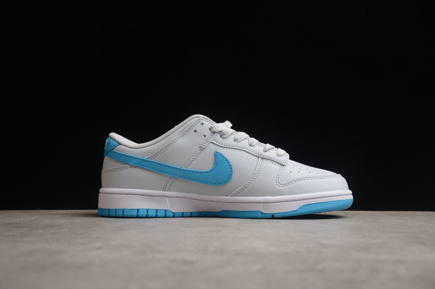 Dunk Low branco e azul celeste