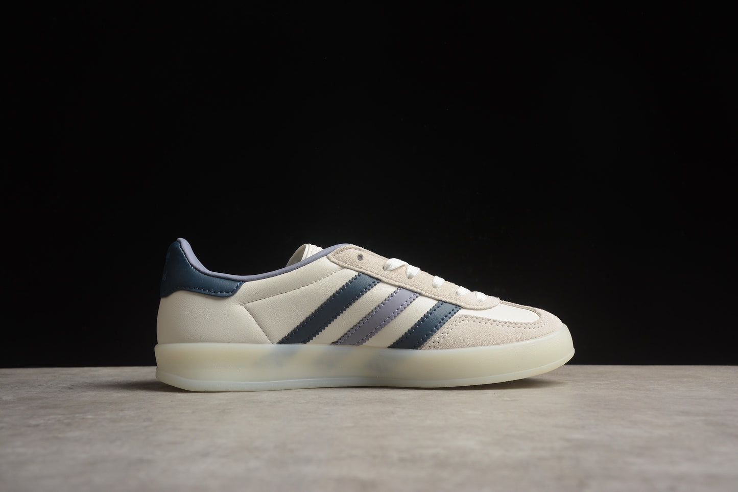 Gazelle branco-osso e azul-marinho