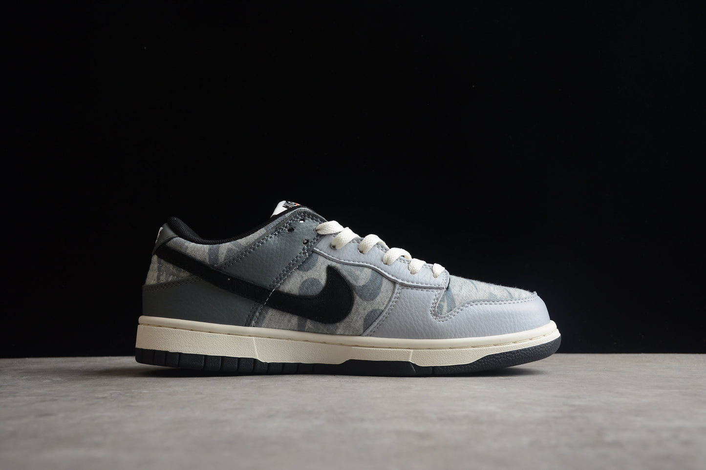 Dunk Low cinza e off-noir