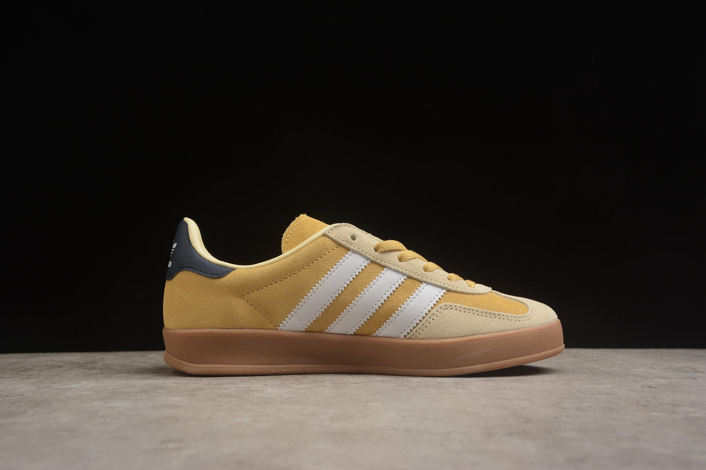 Gazelle amarelo, branco e azul-marinho