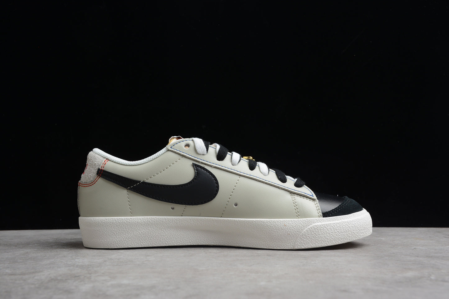 Blazer Low ’77 PRM “Swoosh 50th Anniversary” preto, bege e dourado