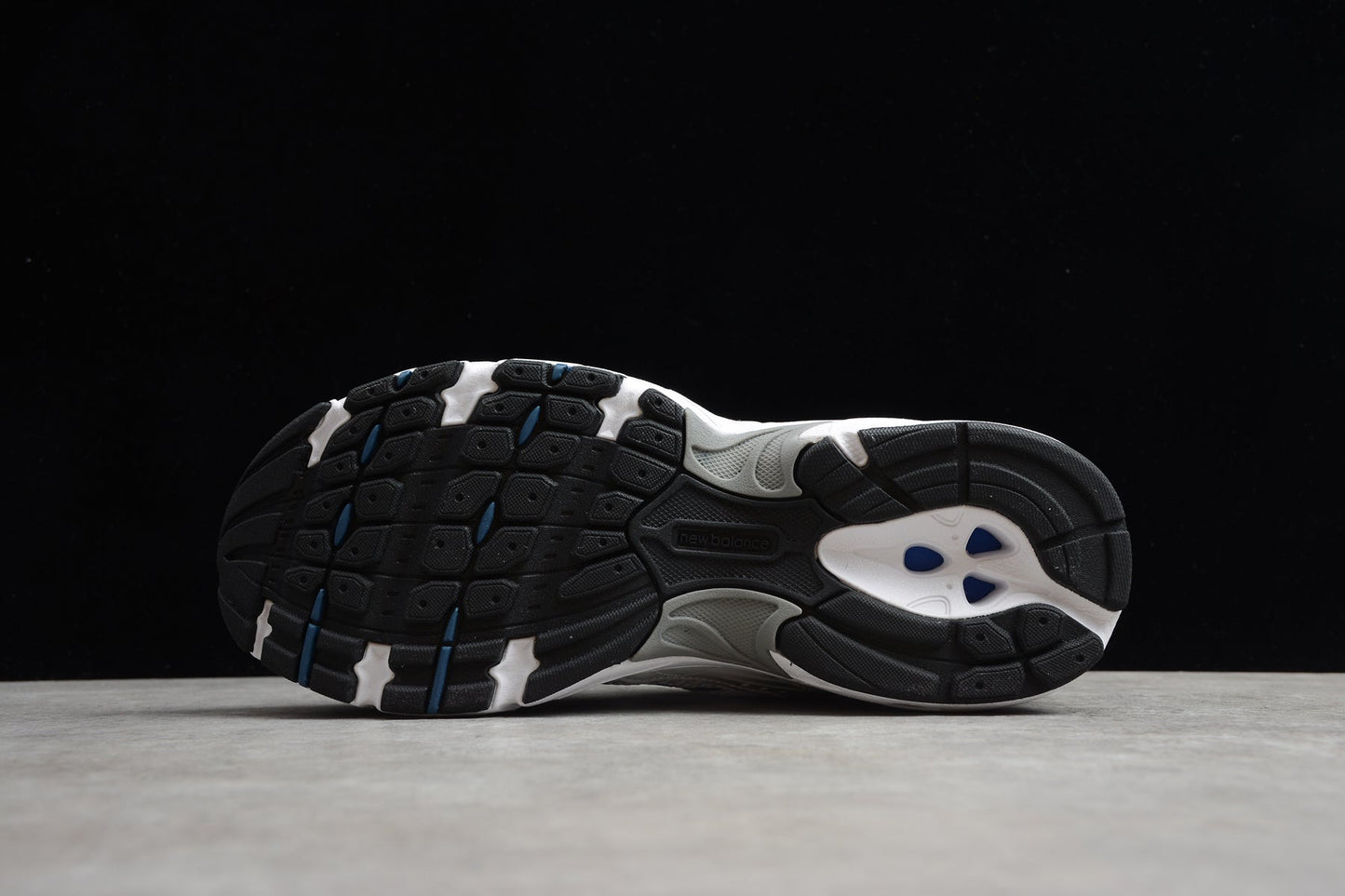 NB 530 branco e azul-marinho