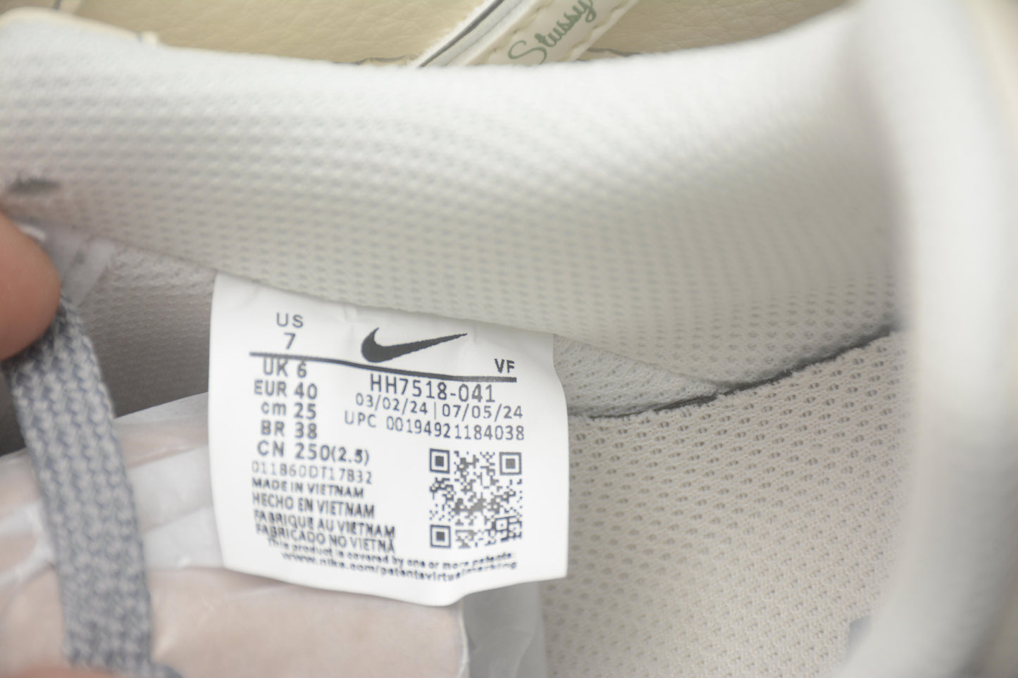 Air Force 1 Low x Stüssy bege e cinza