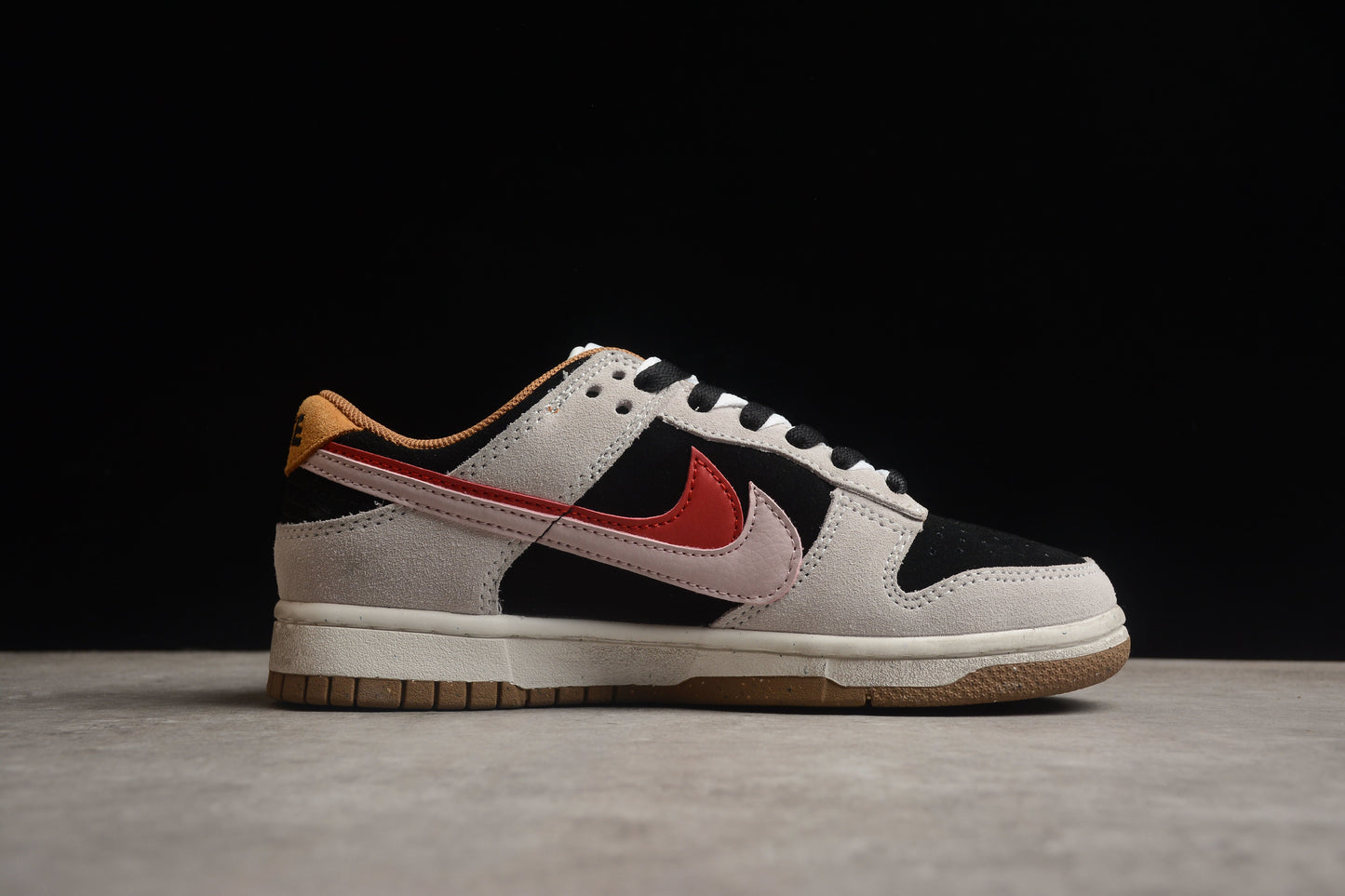 Dunk Low “85” gris, negro y rojo