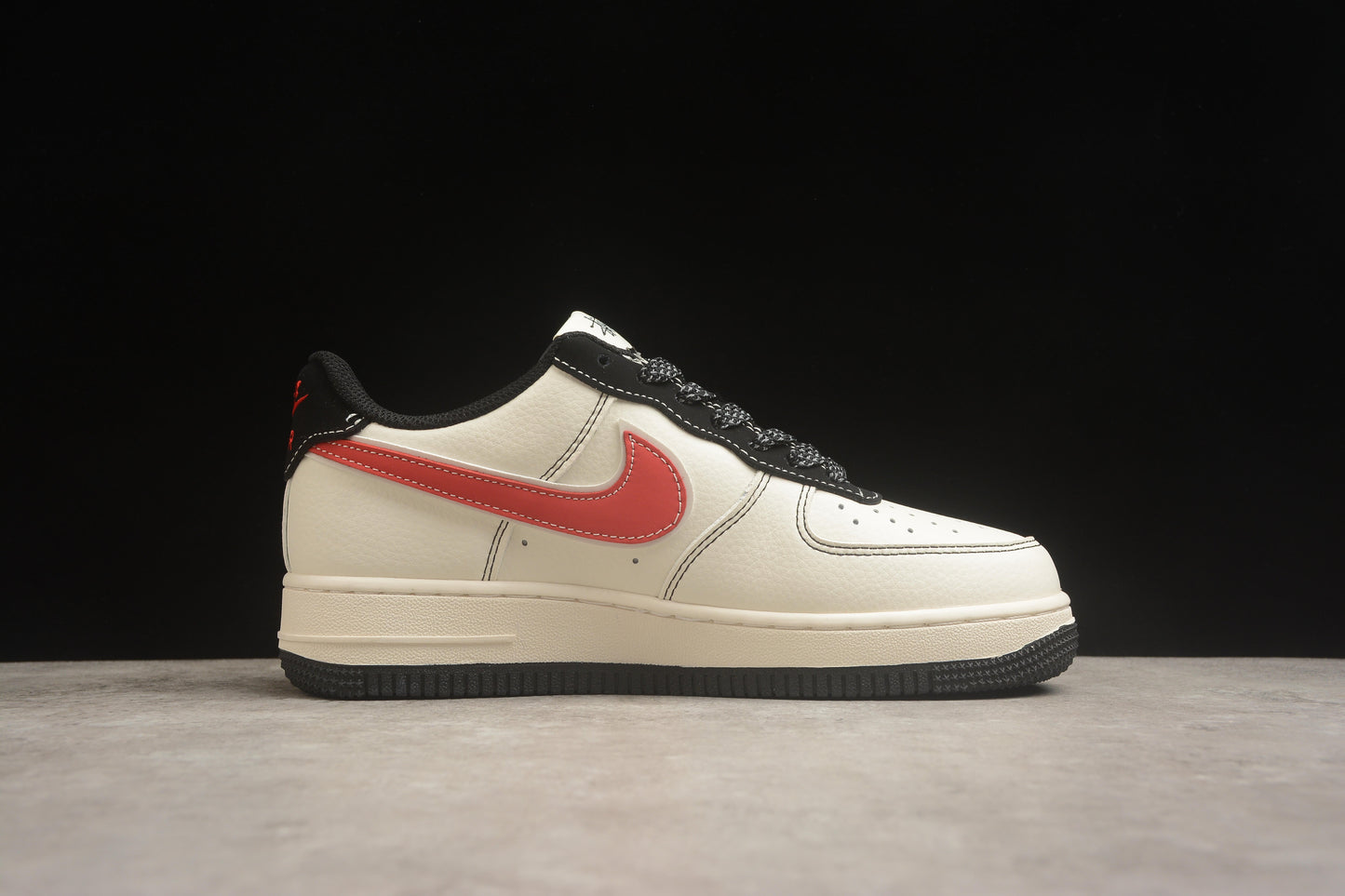 Air Force 1 ’07 x Stüssy bege-claro, vermelho-carmesim e preto