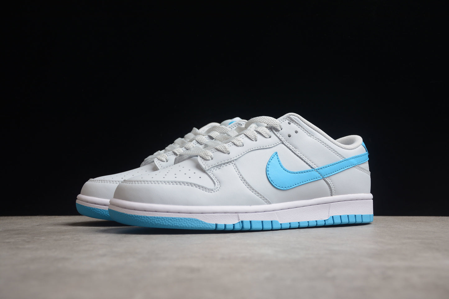 Dunk Low branco e azul celeste