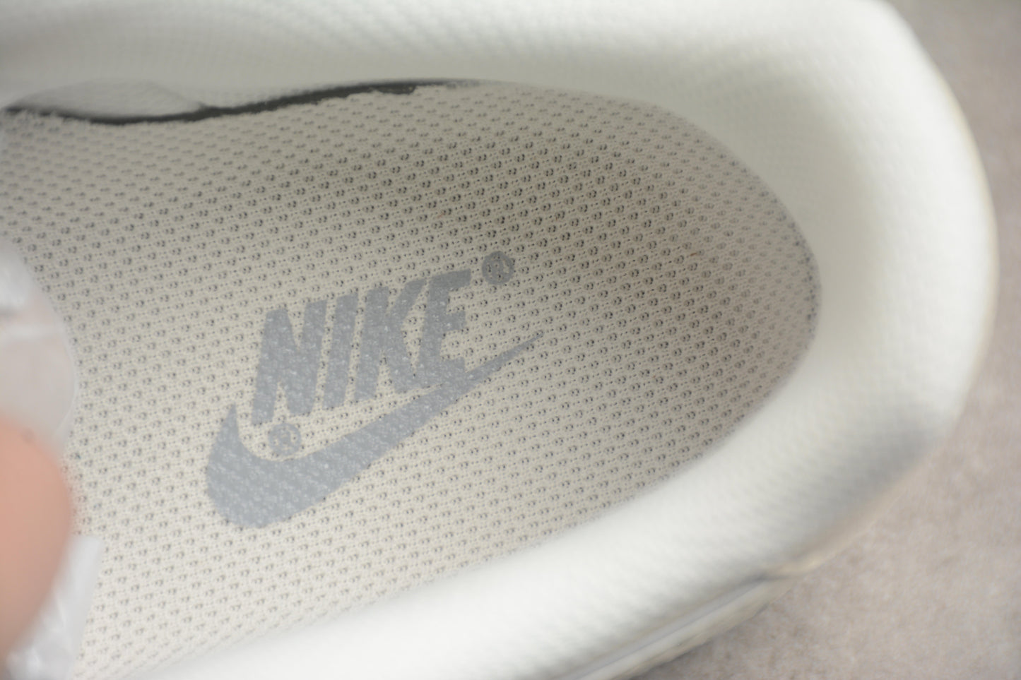 Air Force 1 Low x Stüssy bege e cinza