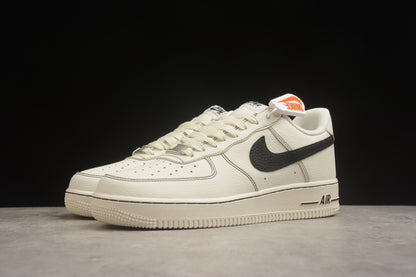 Air Force 1 Low osso-claro e preto