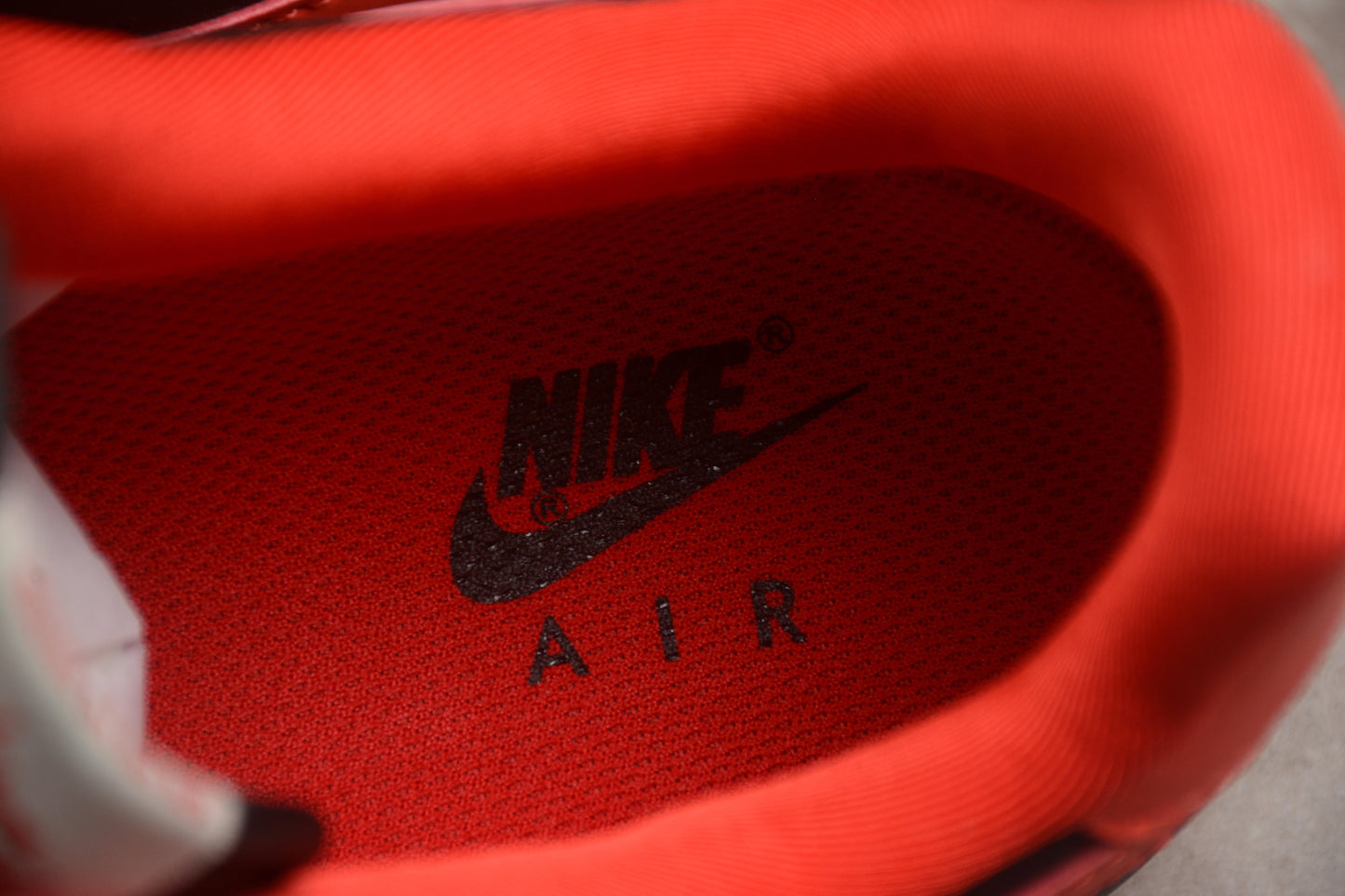 Air Force 1 Low preto e vermelho