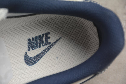 Air Force 1 Low x Undefeated “5 On It” creme-claro e azul-marinho