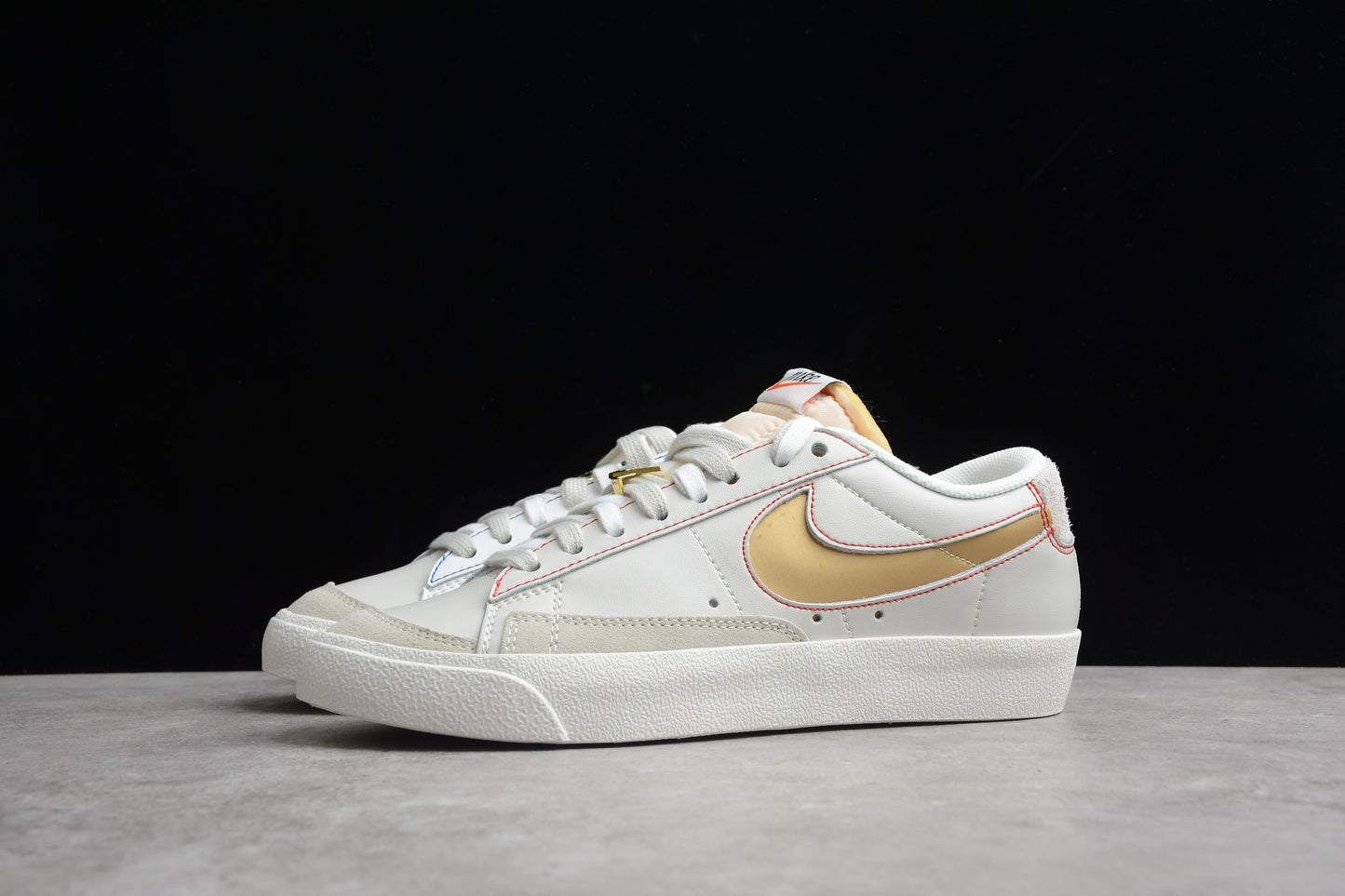 Blazer Low ’77 branco, dourado e vermelho