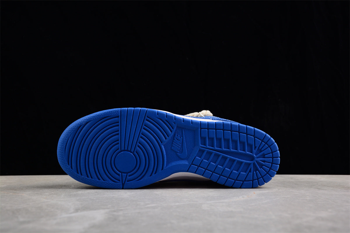 Dunk Low SB azul e branco