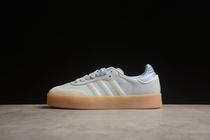 Sambae W plataforma gris claro y goma ámbar