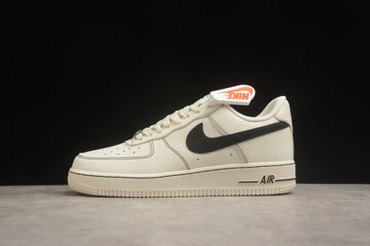 Air Force 1 Low osso-claro e preto
