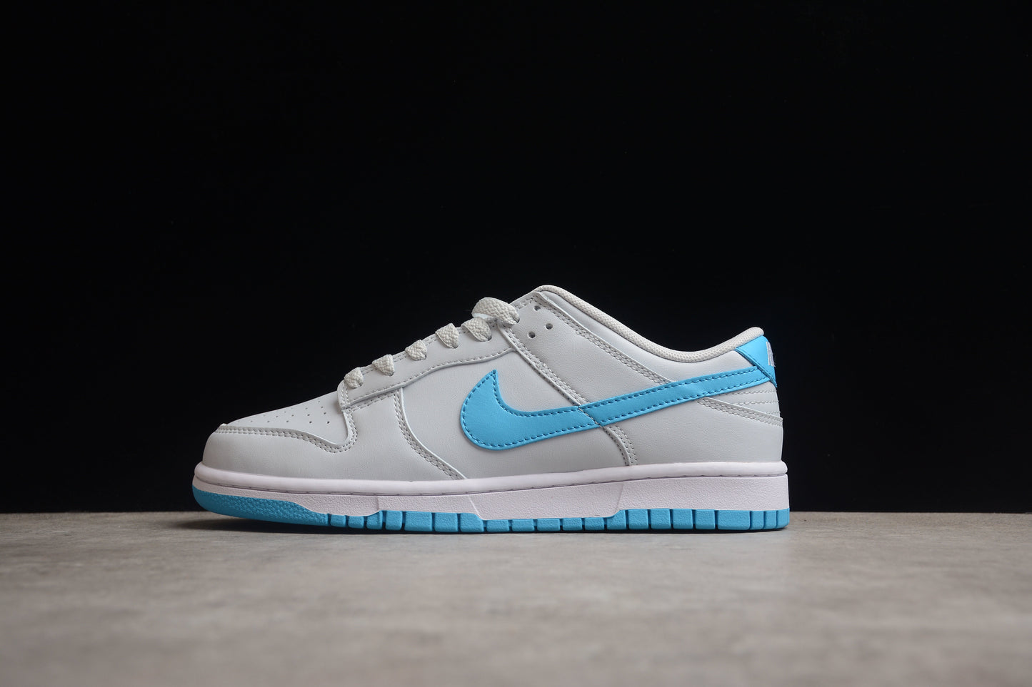 Dunk Low branco e azul celeste