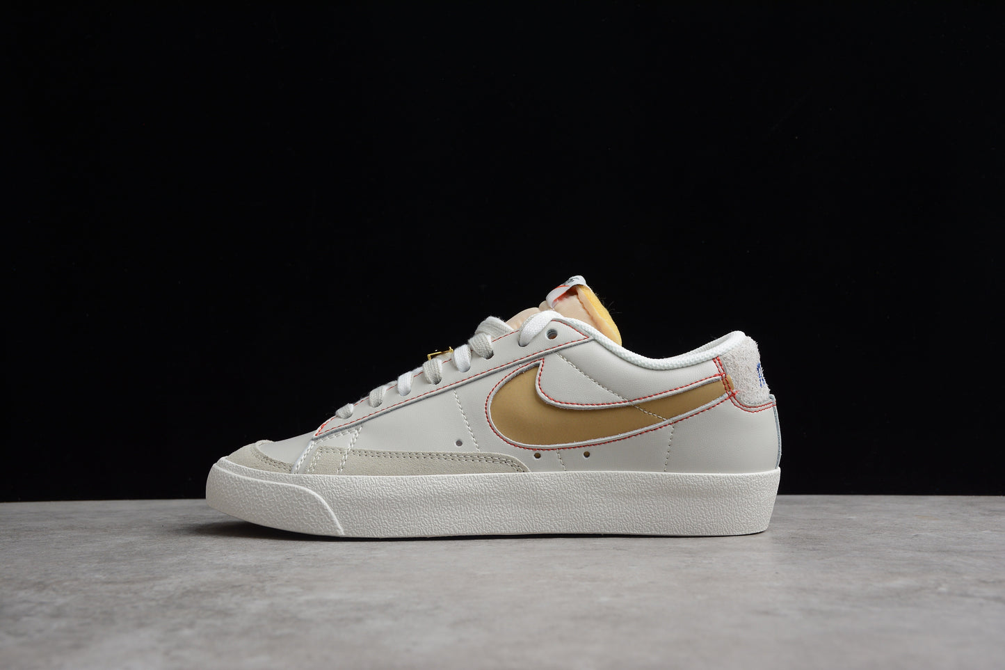 Blazer Low ’77 branco, dourado e vermelho