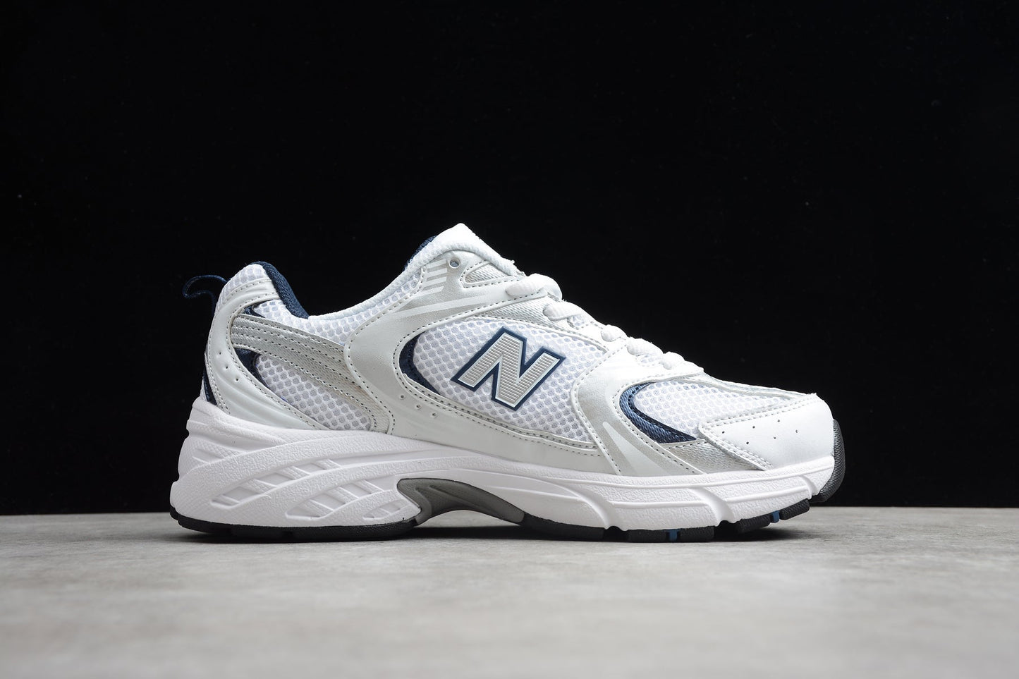 NB 530 branco e azul-marinho