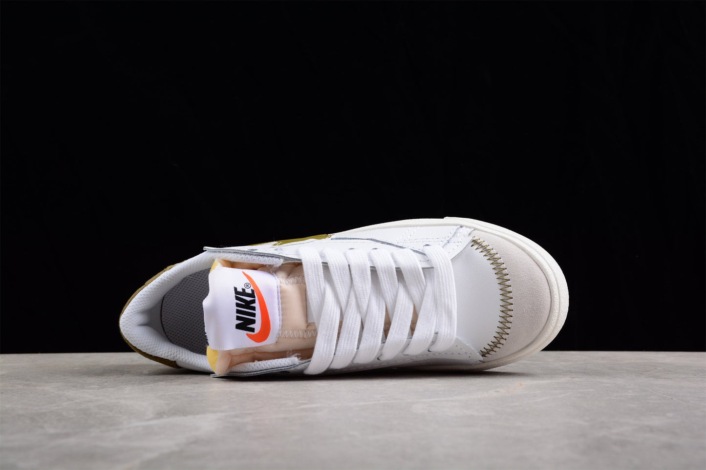 Blazer Low ’77 branco e dourado