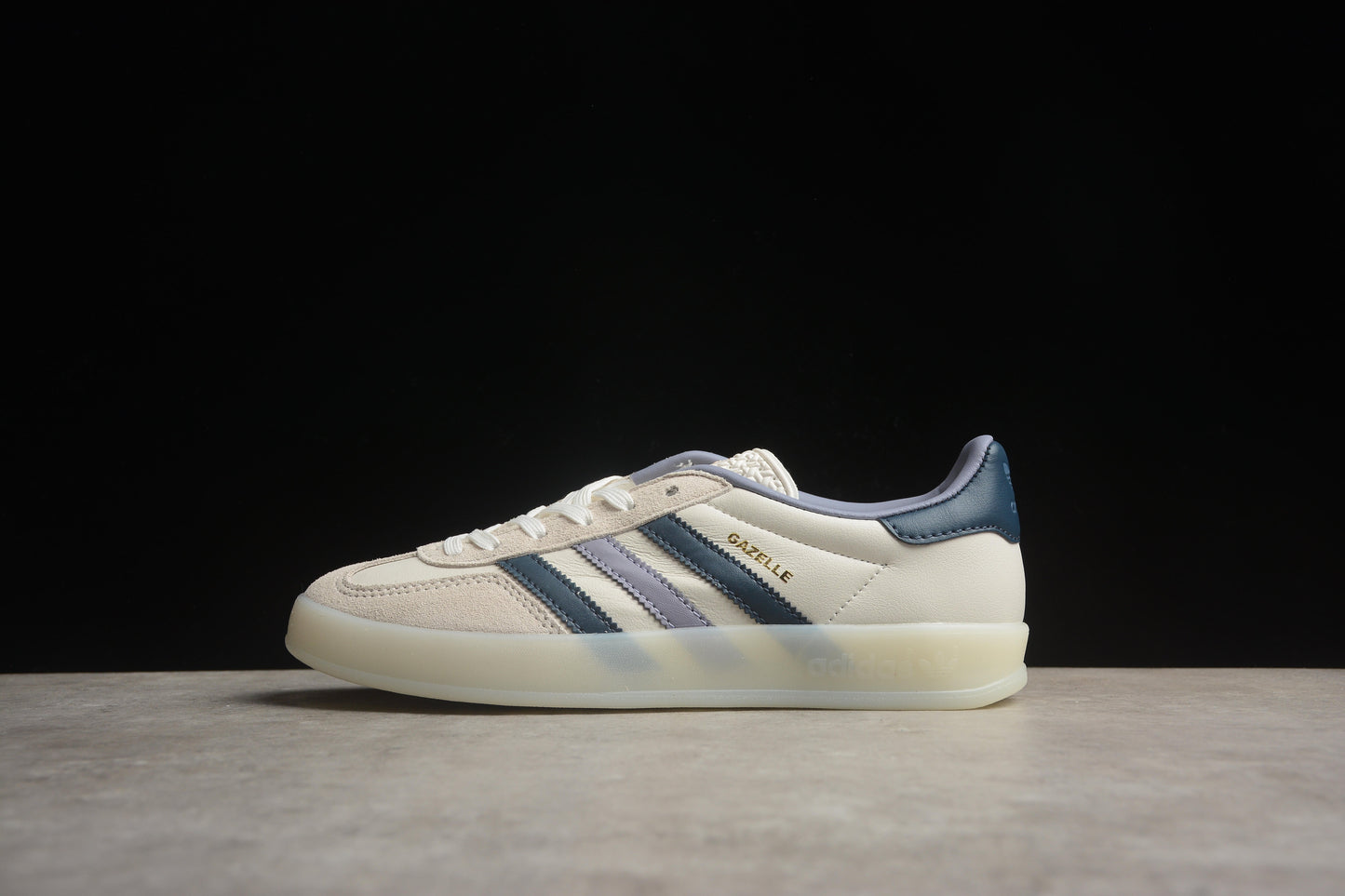Gazelle branco-osso e azul-marinho