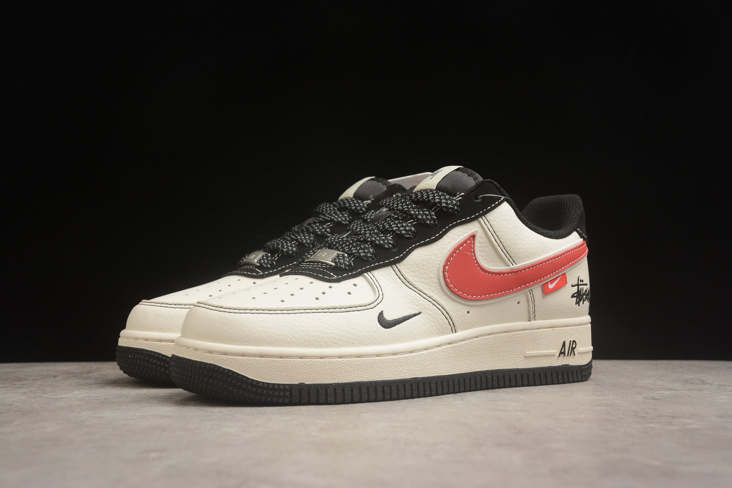 Air Force 1 ’07 x Stüssy bege-claro, vermelho-carmesim e preto