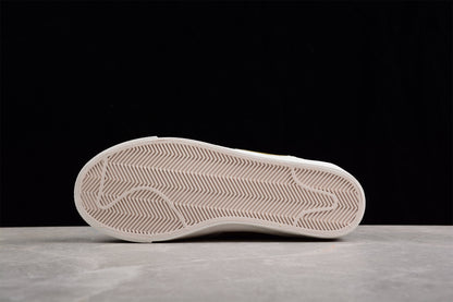 Blazer Low ’77 branco e dourado