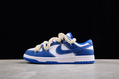 Dunk Low SB azul e branco