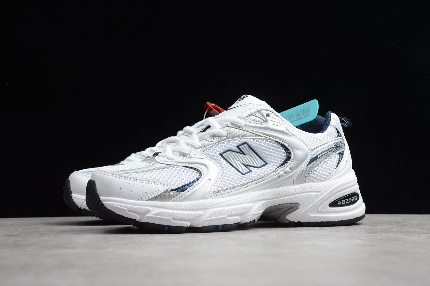 NB 530 branco e azul-marinho