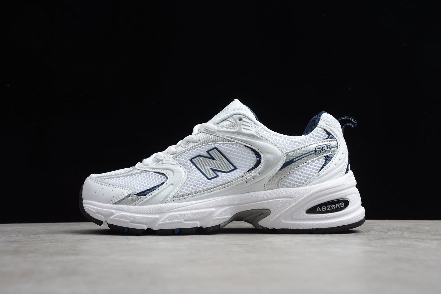 NB 530 branco e azul-marinho