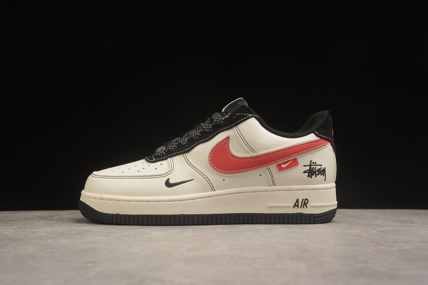 Air Force 1 ’07 x Stüssy bege-claro, vermelho-carmesim e preto