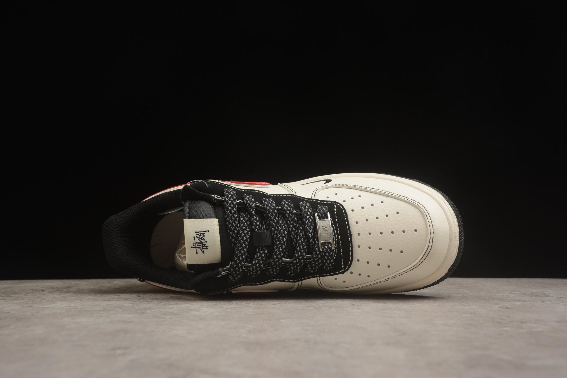 Fabrika Supply Air Force 1 ’07 x Stüssy Light Beige / Crimson Red / Black | zapatillas Fabrika Supply