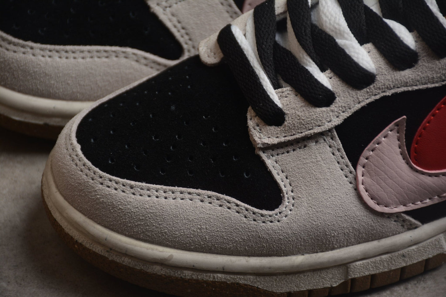 Essenza Rosa Dunk Low “85” Grey / Black / Red | zapatillas Essenza Rosa