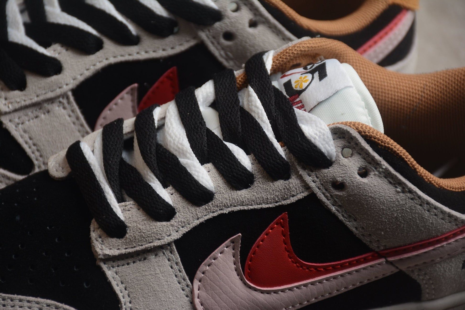 Essenza Rosa Dunk Low “85” Grey / Black / Red | zapatillas Essenza Rosa